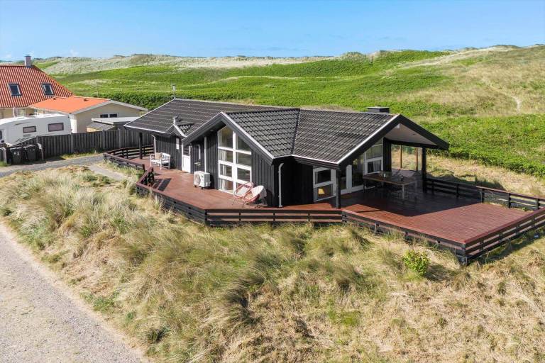 House with terrace, barbeque & hot tub | Next to the beach | Pets allowed in Hvide Sande