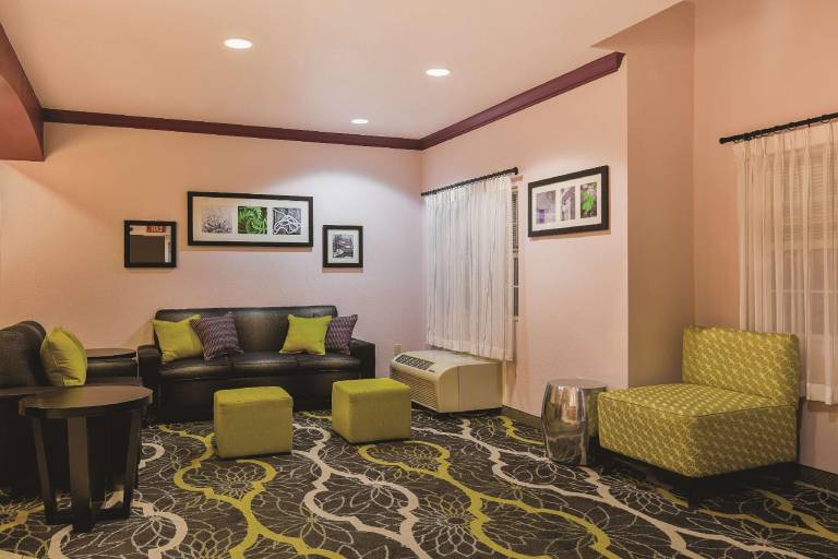 La Quinta Inn & Suites by Wyndham Tulare — photo 5