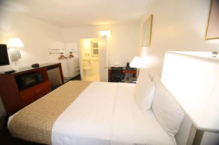 Travelodge by Wyndham Burbank Glendale