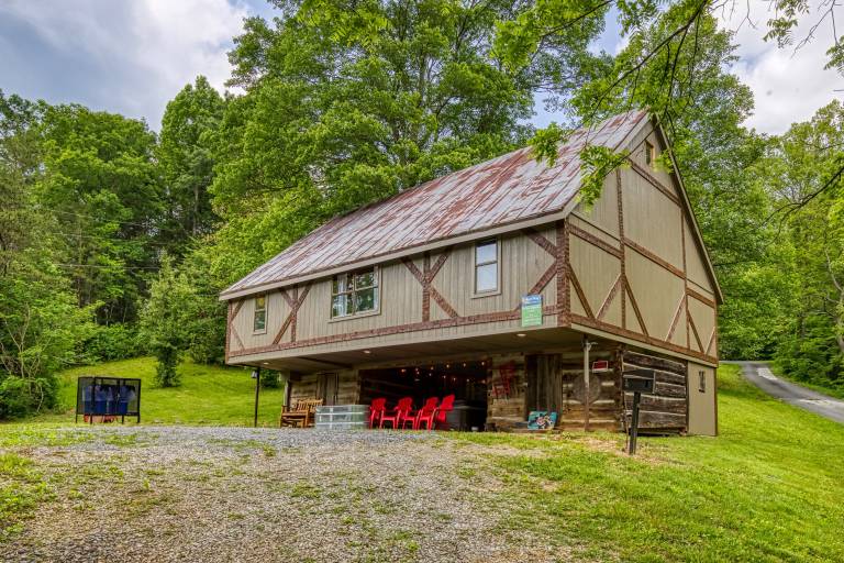 Child-friendly spacious house with jacuzzi, garden & grill | Dogs allowed in Gatlinburg, TN