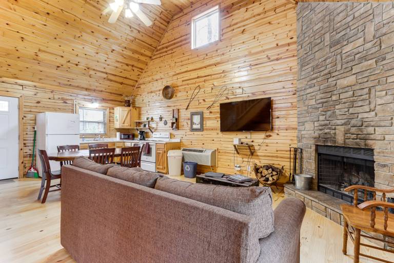 3 Mi to Dtwn! Nature-Filled Eureka Springs Cabin — photo 4