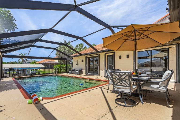 WALK TO BEACH • Waterfront •Direct Gulf Access •South Facing Heated Pool • 4 Kings — photo 4