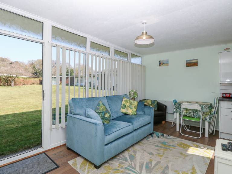 Cottage with yard | Beach view — photo 2