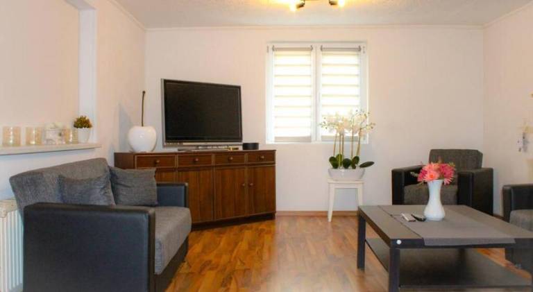 Apartment with yard, terrace & barbeque — photo 2