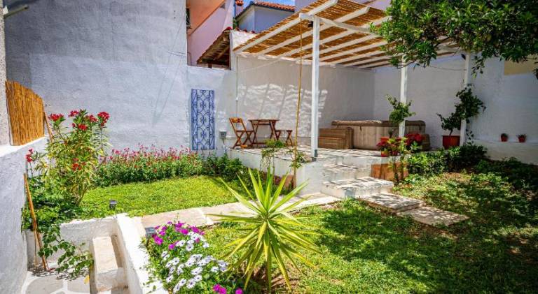 House with terrace, jacuzzi & garden — photo 2
