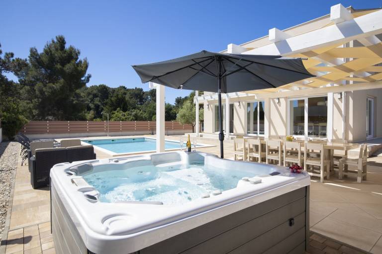 Villa with private pool, BBQ & patio | Water view — photo 3