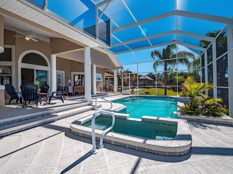 Casa Coral- Heated Infinity Pool Canal Home in Palm Coast, FL
