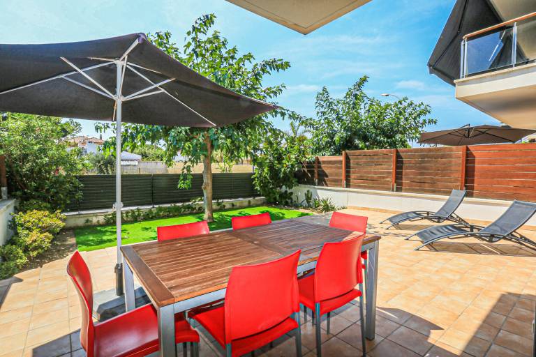 Holiday apartment with terrace, pool & garden — photo 4
