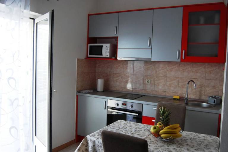 Apartment with patio & grill | Garden view — photo 4