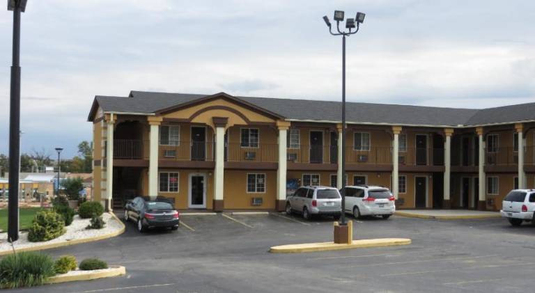 Economy Inn & Suites Joplin — photo 2
