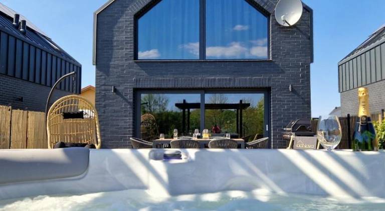 Villa with terrace, barbecue & yard — photo 4