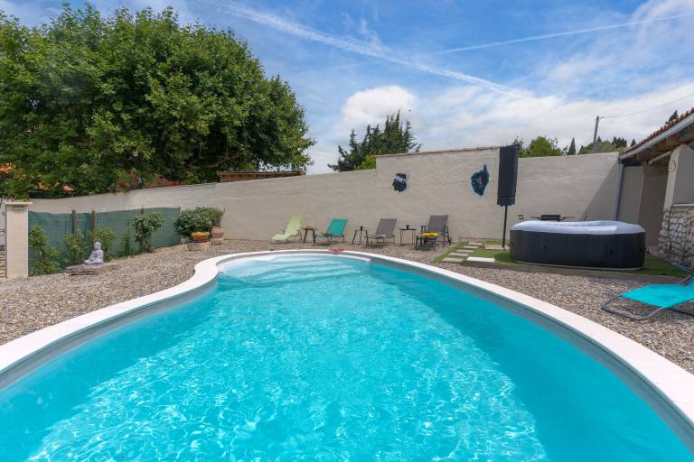 Fully equipped charming house with fast internet, patio & private pool | Garden view | Pet-friendly — photo 2