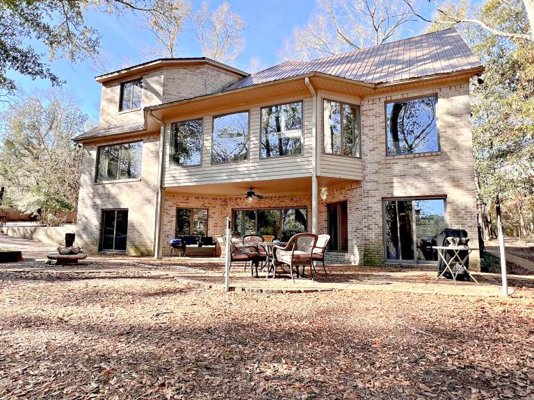 New Property Alert! Check out this MASSIVE Luxury House. Pet Friendly! — photo 5