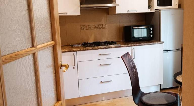 Elegant Old Town Toffee Bliss Apartment, SELF Check-In, Steps from Bus Station — photo 3