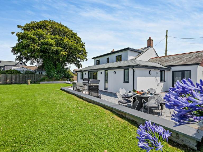 Fully equipped pleasant cottage with yard | Pet-friendly in Bude