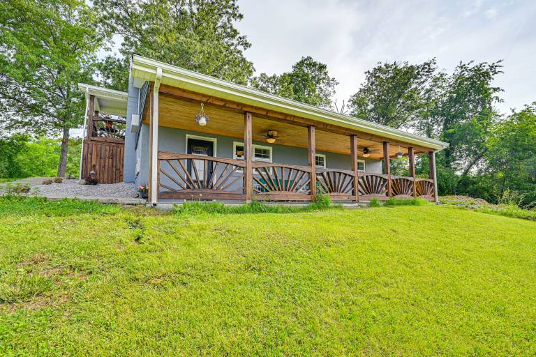 6 Mi to Lake Liberty: Pet-Friendly Home w/ Yard in Kent, KY