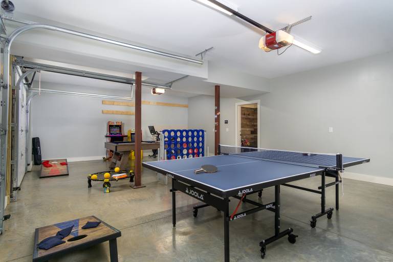 Brand New - 10 Min to Downtown. Luxury high-end finishes. Private Hot Tub & Arcade — photo 5