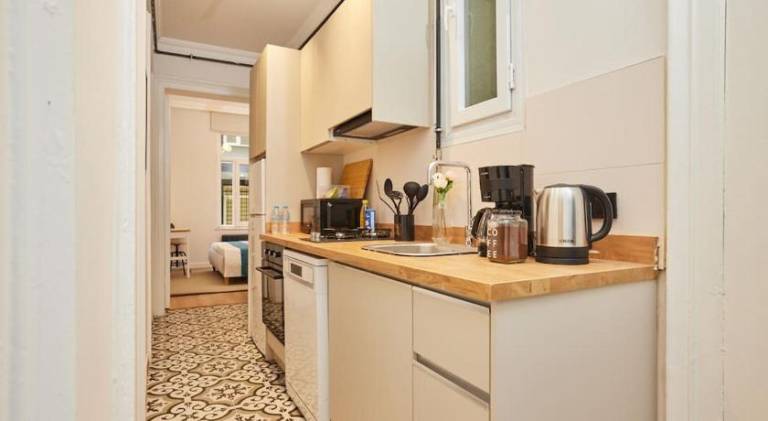 Stunning 3BR 2Bath AC in Center - SanturD4 — photo 4
