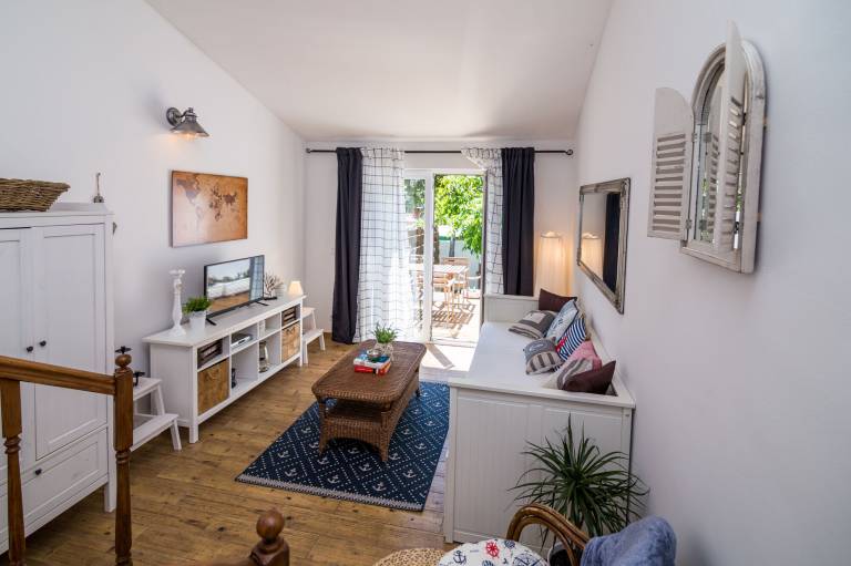 Apartment with patio | Garden view — photo 4