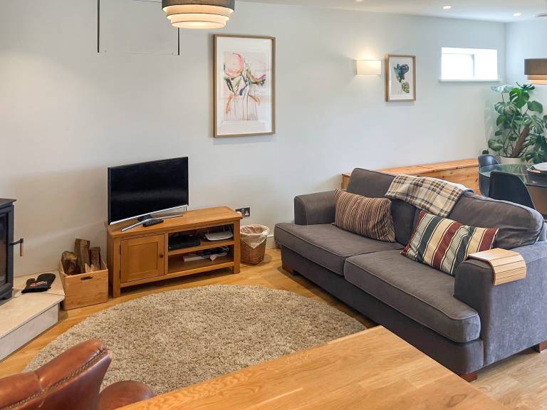 Apartment with patio, hot tub & garden — photo 3