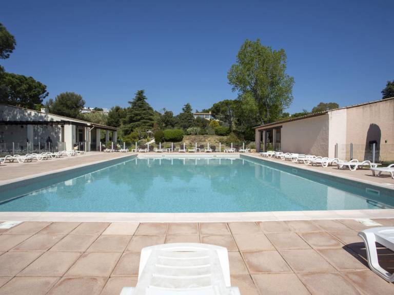 Holiday apartment with patio, garden & pool — photo 5