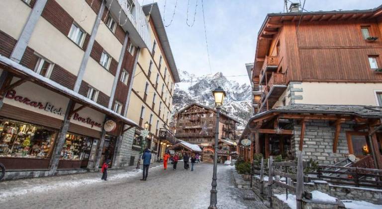 Ski Gate - Main Street by Cervino View Experience in Valtournenche