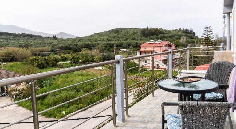 Apartment with patio, barbeque & garden | Pet-friendly — photo 4