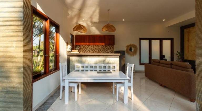 Villa with pool — photo 5