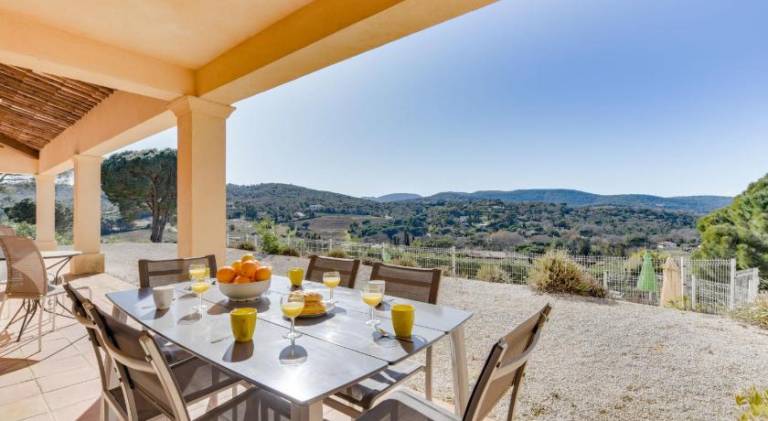 Villa with yard, barbeque & private pool — photo 3