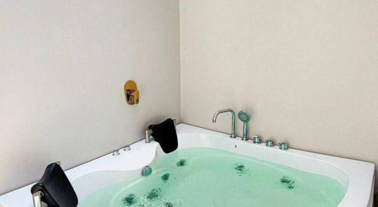 Vacation home with pool, yard & jacuzzi — photo 5