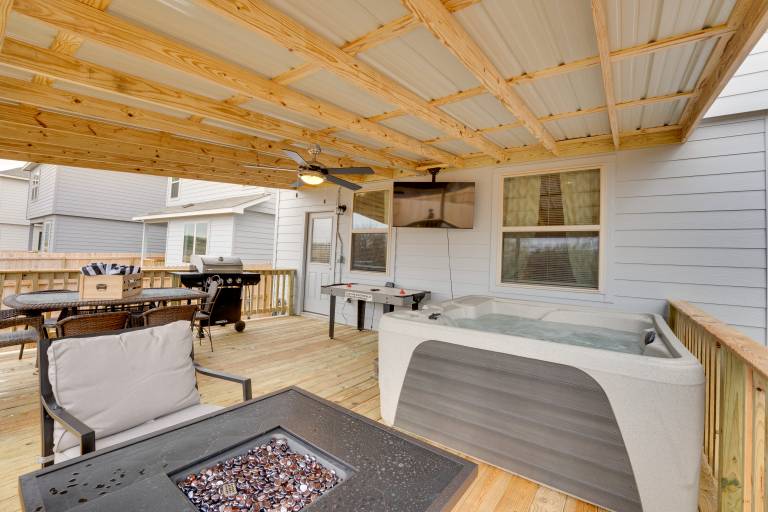 6 Mi to Lackland AFB Hot Tub Pool & Game Room