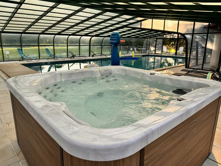 Children-friendly house with yard, private pool & jacuzzi | Suitable for remote work | Pets are welcome — photo 4