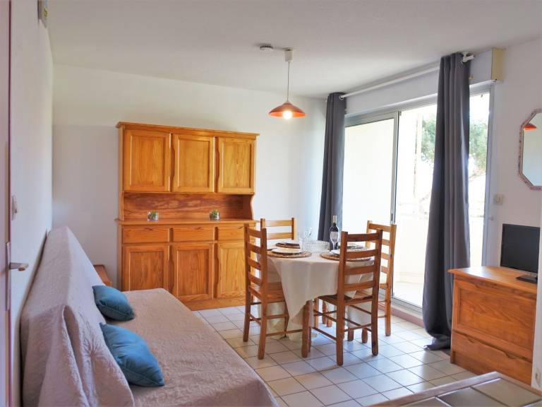 Rental apartment with patio — photo 4