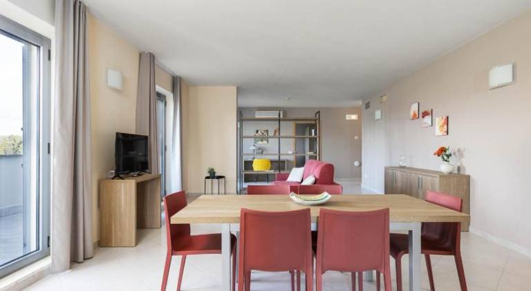Ample serviced apartment with patio | Dogs allowed — photo 2