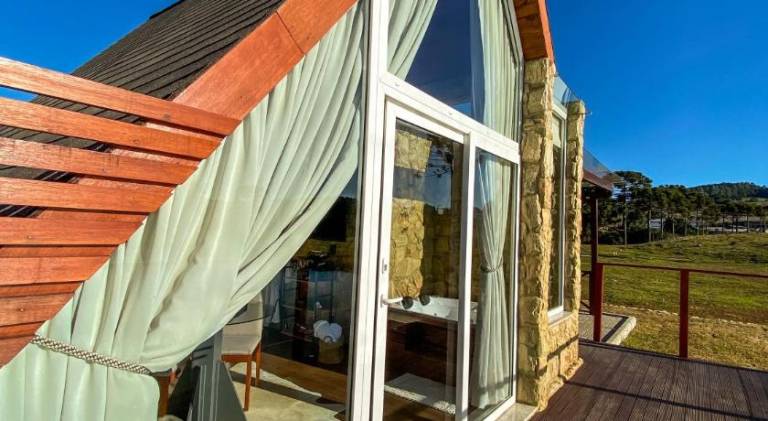 Pleasant lodge with yard & jacuzzi | Pets are welcome — photo 3