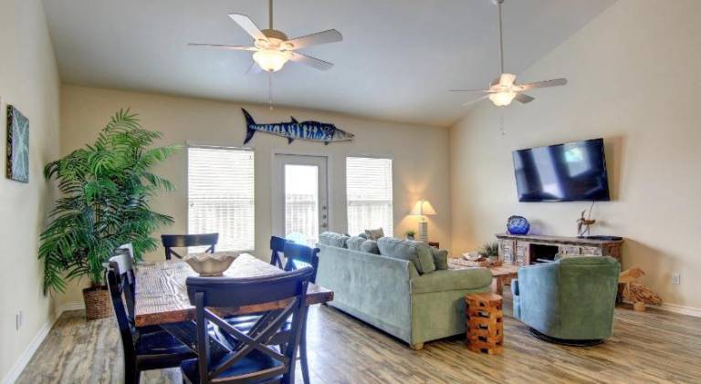 Vacation home with pool — photo 4