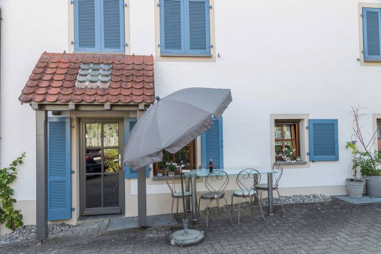 Holiday apartment with patio & yard | Garden view — photo 2