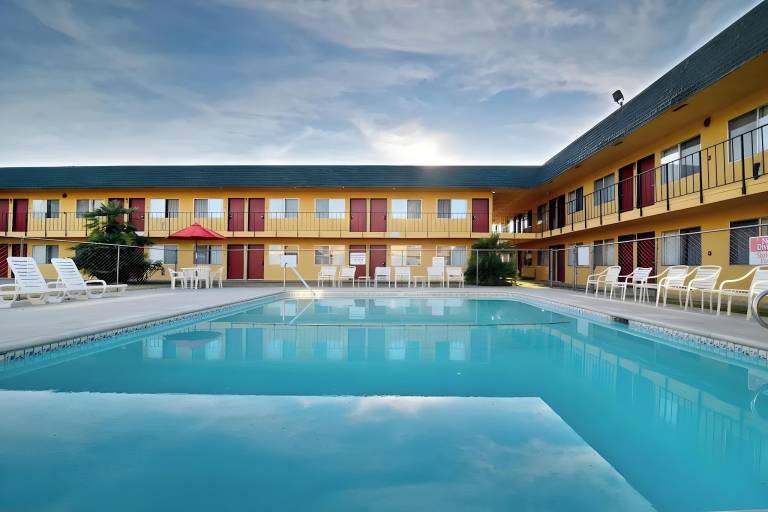 Economy Inn Buttonwillow Bakersfield I-5 — photo 2