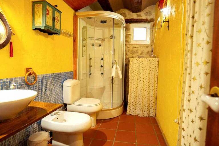 Apartment with pool, yard & jacuzzi — photo 4