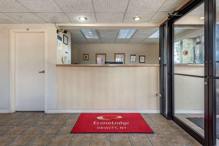 Econo Lodge Dewitt I-90 — photo 4