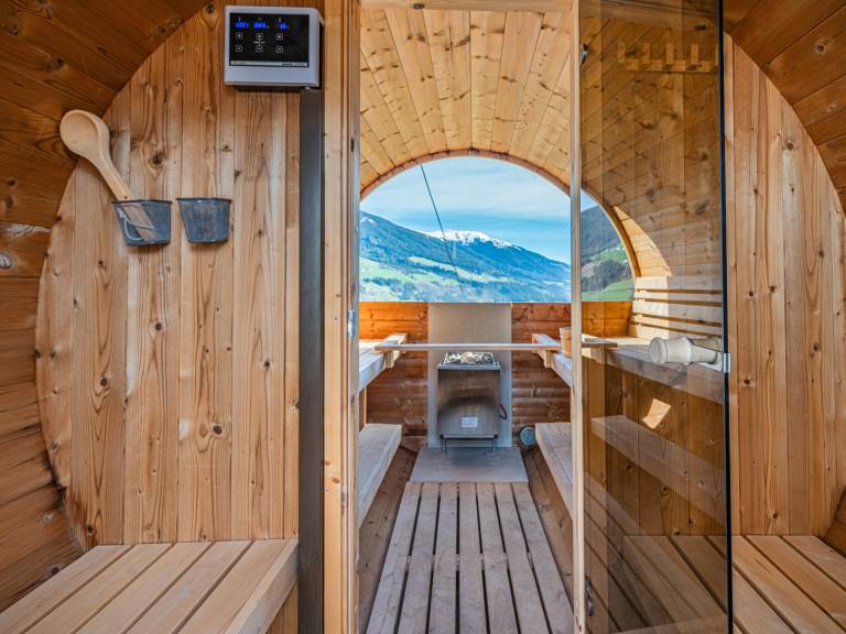 Chalet with sauna & patio — photo 2