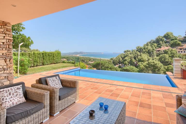 Villa with yard, private pool & grill | Garden view in Begur