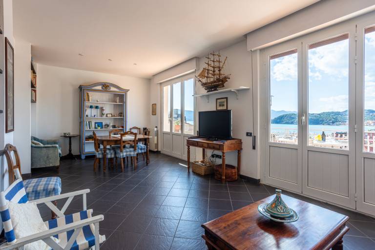 Child-friendly holiday apartment with patio & yard | Garden view | Pets allowed — photo 3