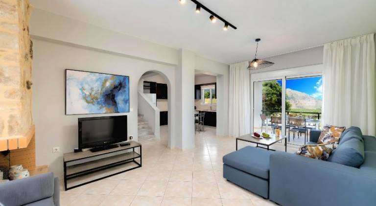 Villa with yard, private pool & barbecue | Water view | Perfect for remote work — photo 2