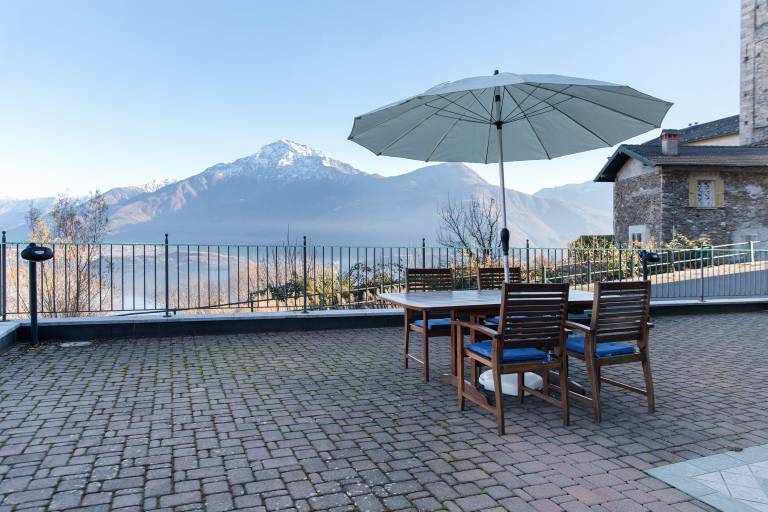 Studio 'Lake and Relax' with Lake View, Private Terrace and Wi-Fi in Gravedona