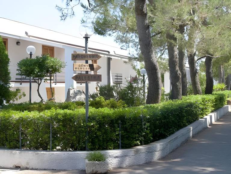 Nice serviced apartment with patio, pool & garden | Dogs allowed in Alberobello