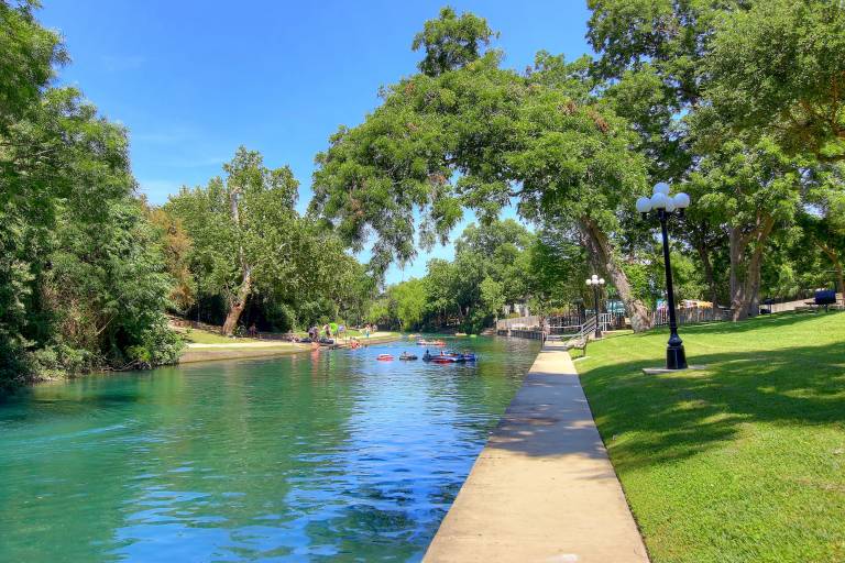 Condo with pool, jacuzzi & barbecue | Pet-friendly in New Braunfels, TX