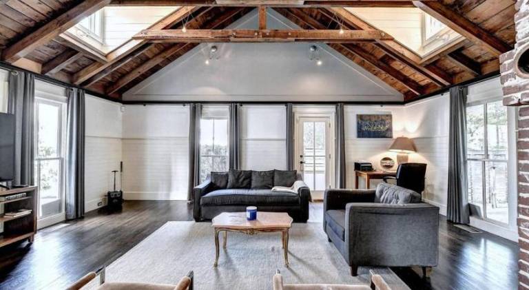 Modern Farm house in heart of the City- Sleeps 12 in Atlanta, GA