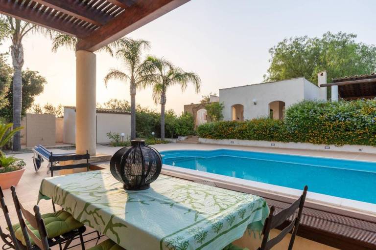 Family-oriented villa with patio, grill & private pool | Garden view | Pets are welcome — photo 4
