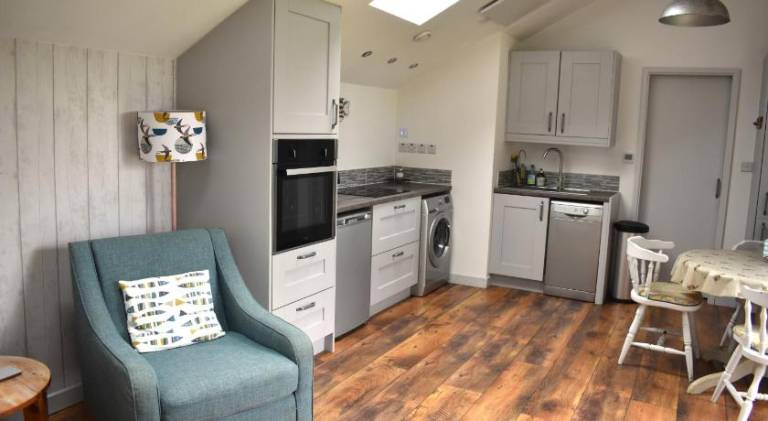 Bream Barn - sea view, woodburner, easy walk to the beach, parking, full kitchen — photo 3